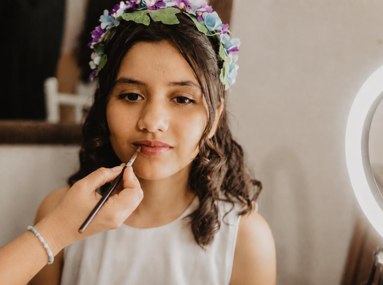 Maquillaje de graduación con corona de flores