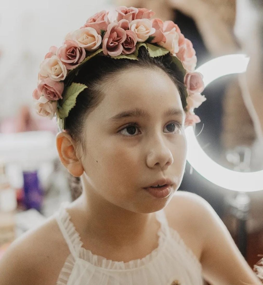 Maquillaje suave con corona de flores