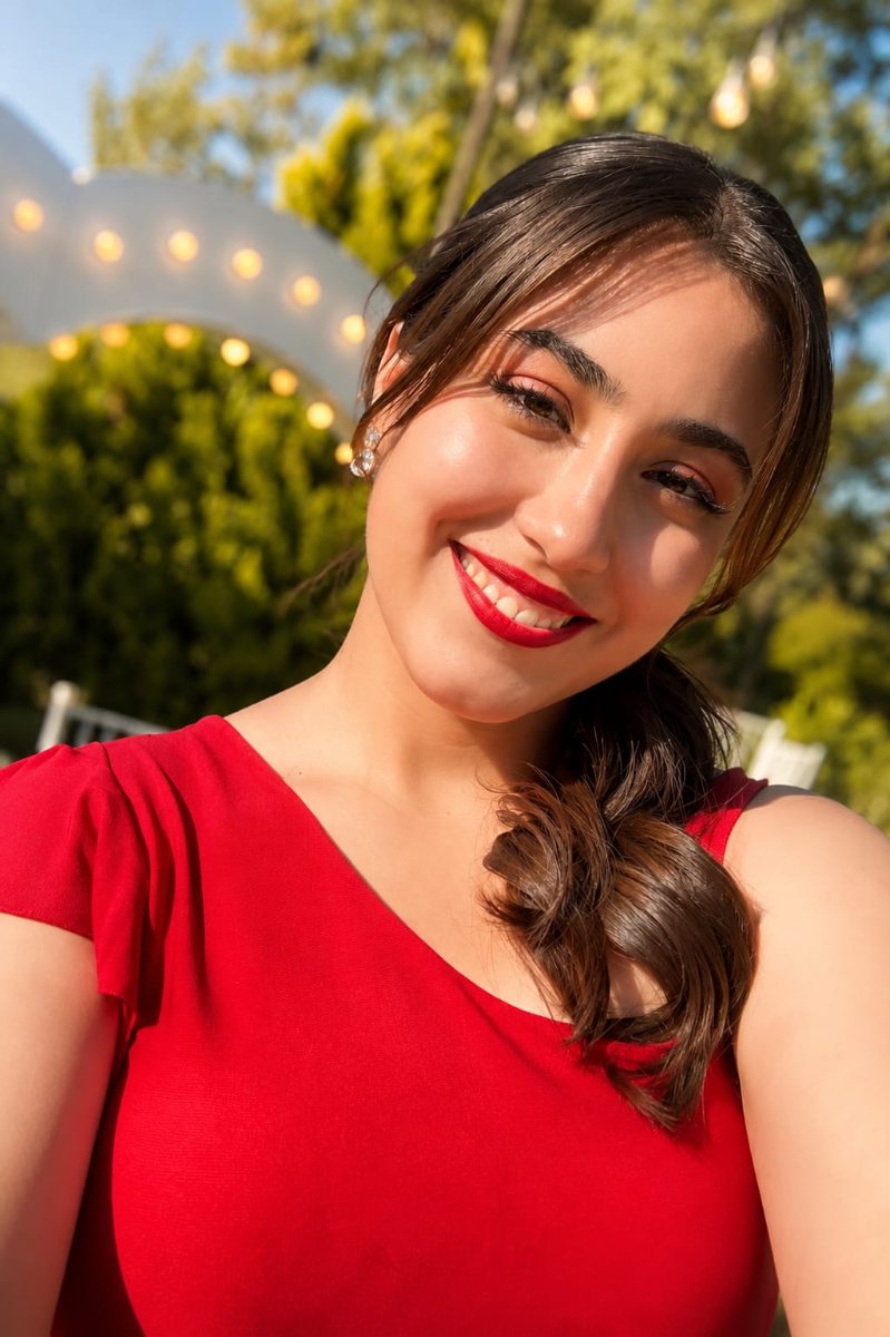 Maquillaje de graduación con labios rojos