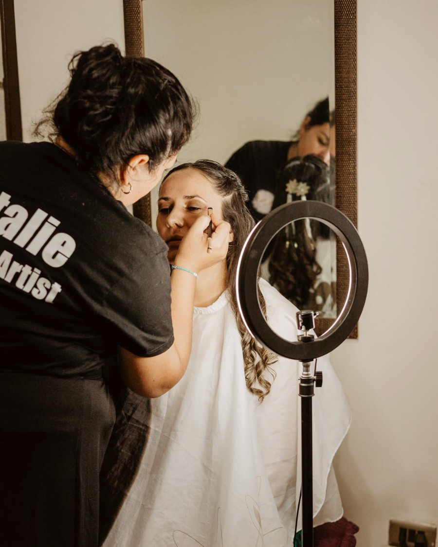 Natalie maquillando con aro de luz