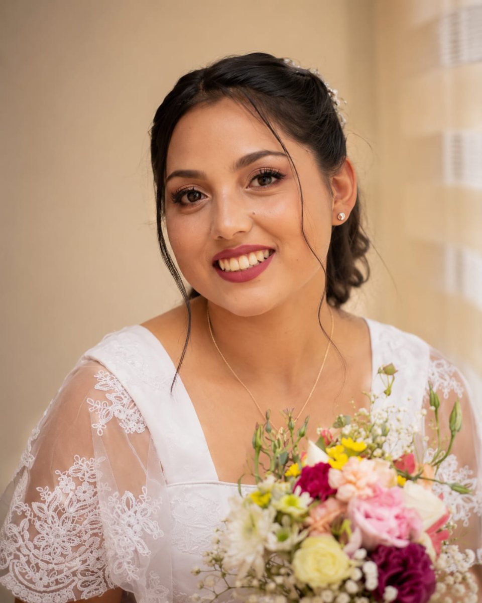 Novia con ramo, maquillaje y recogido