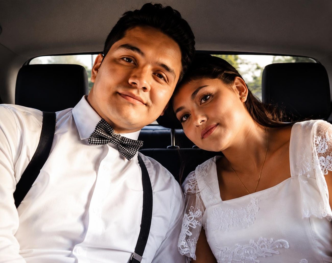 Recién casados sonriendo