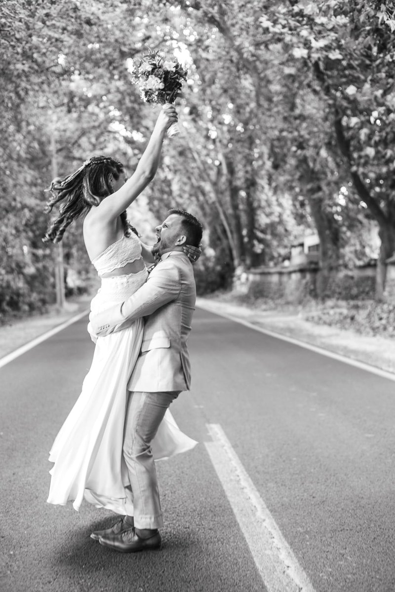 Novios en un camino, retrato en blanco y negro