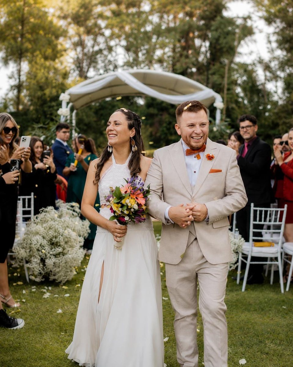 Novios en la ceremonia con ramo de colores