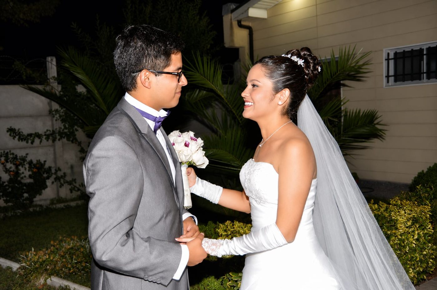Novios en su matrimonio de noche