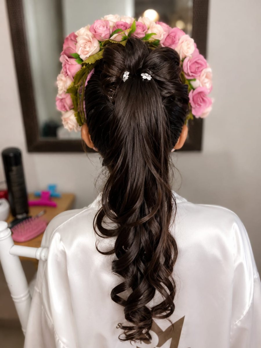 Peinado de novia con corona de flores