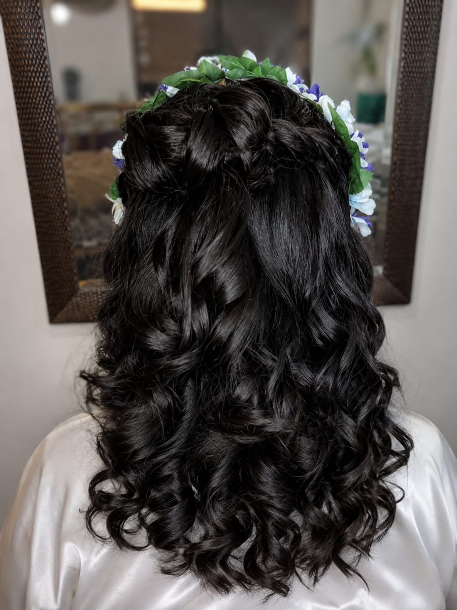 Peinado con rizos definidos y corona de flores