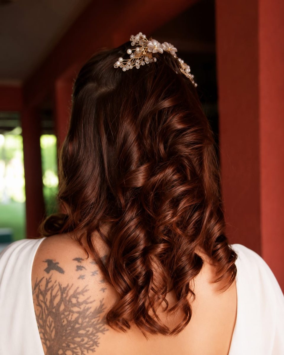 Peinado con rizos y accesorio de novia