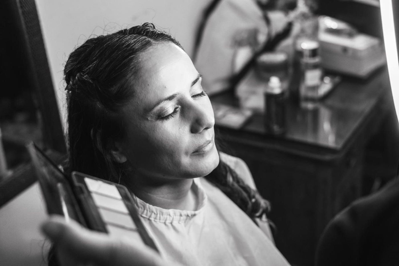 Aplicación de maquillaje, retrato en blanco y negro