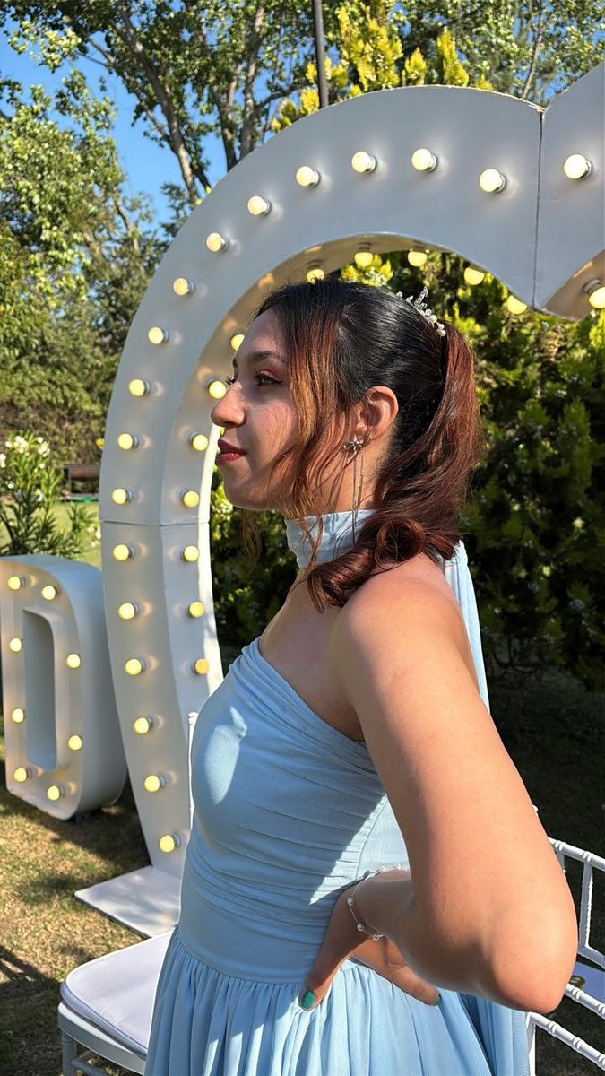 Maquillaje social de perfil con tiara